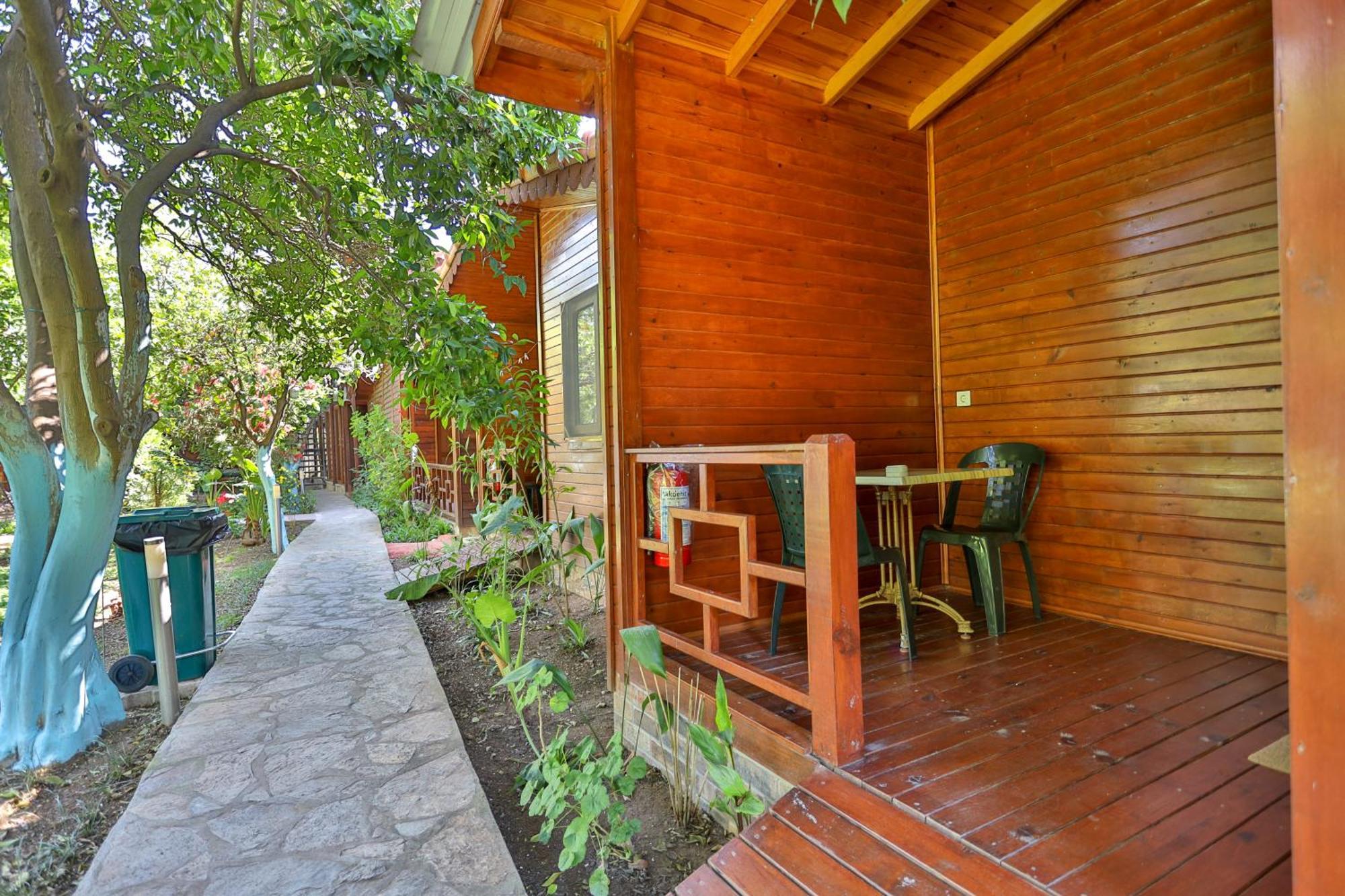 Cinderella Pension & Bungalow Чирали Экстерьер фото